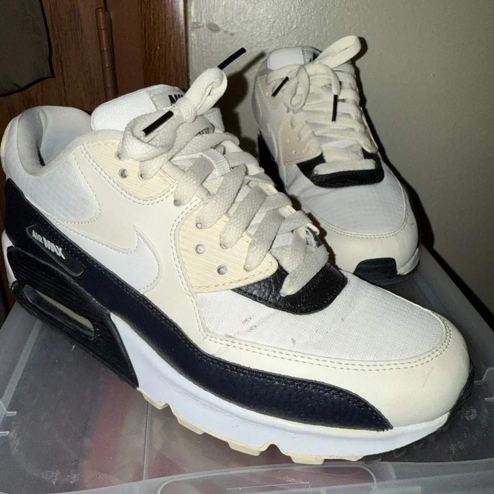 Women’s NIKE Airmax 90